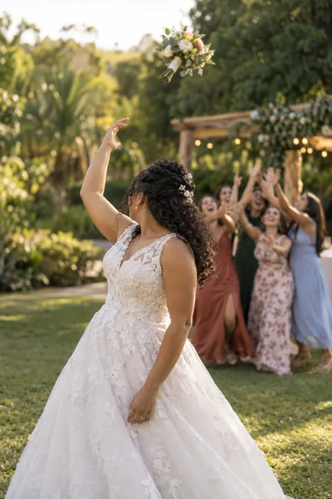 Foto de casamento — a noiva jogando o buquê